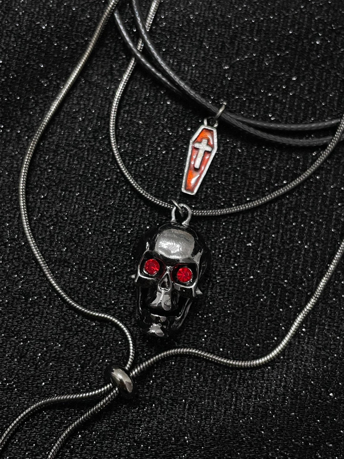 ASLOP TREASURE Skull & Coffin Charm Necklace – detail photo 2