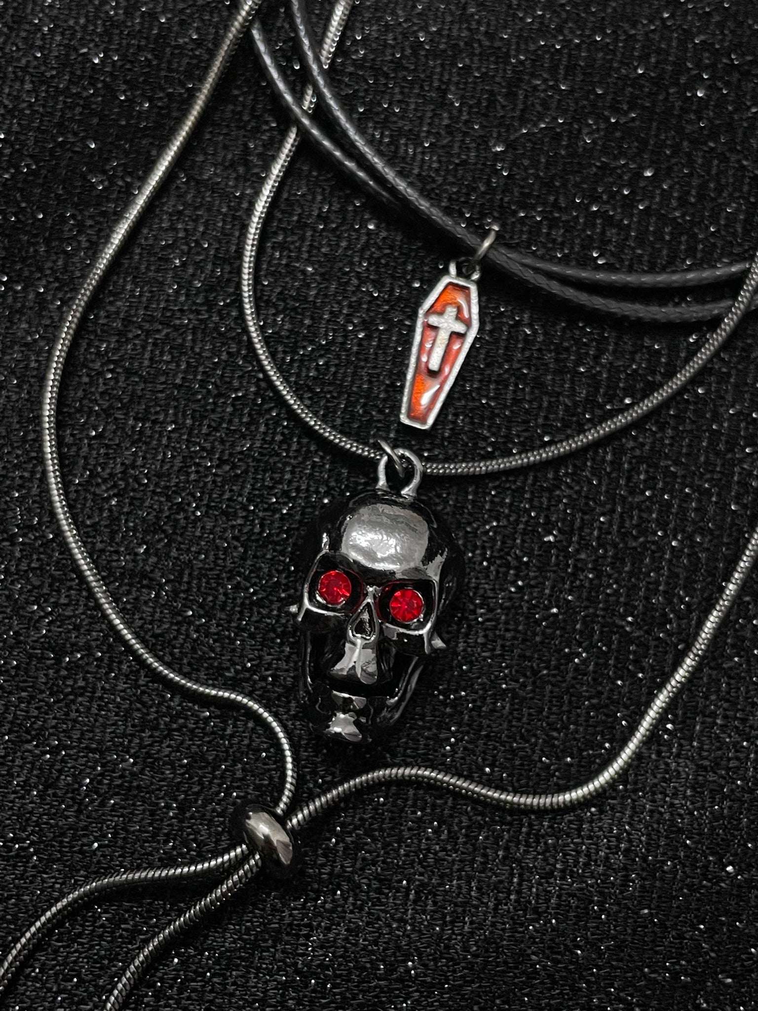 ASLOP TREASURE Skull & Coffin Charm Necklace – detail photo 2