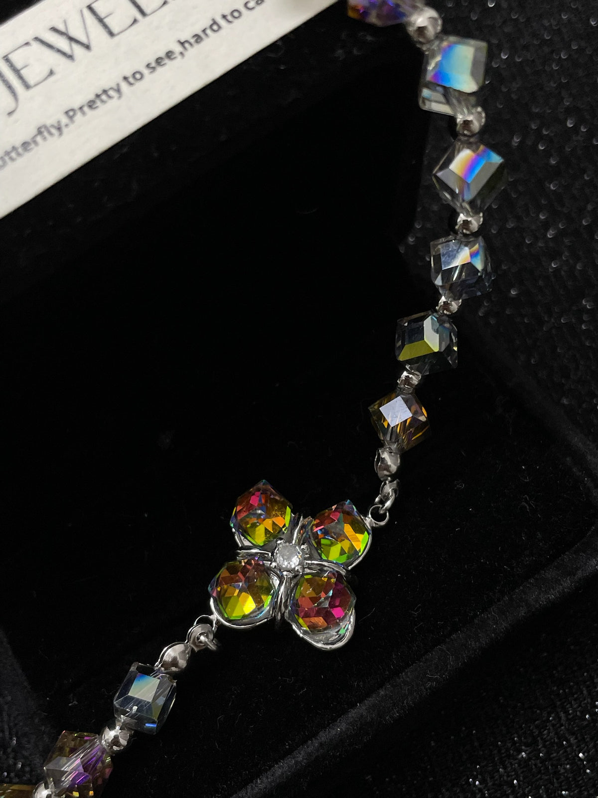 ASLOP TREASURE Iridescent Clover Necklace – necklace product photo, clover pendant detail