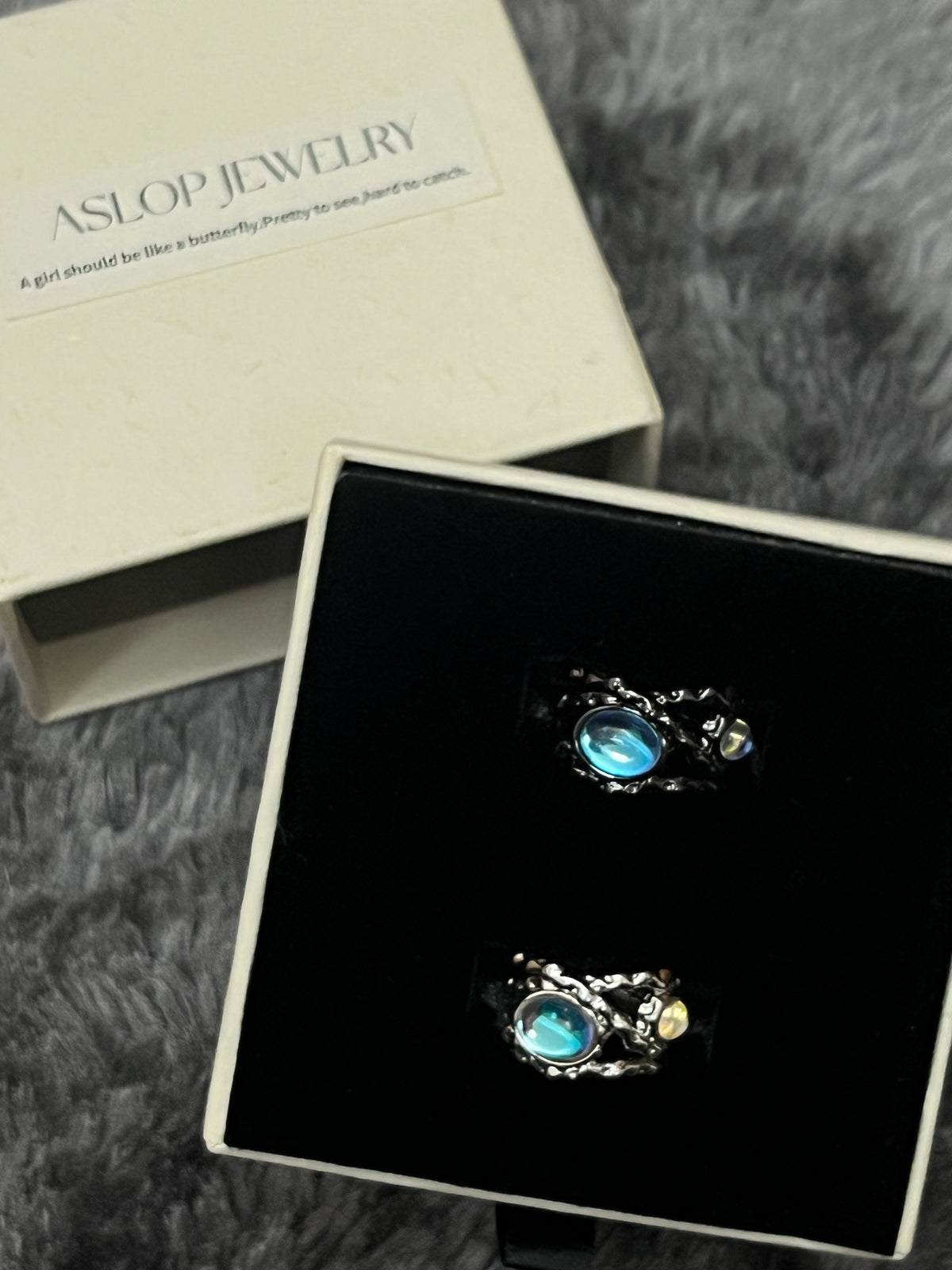 Dark & Light Ring, Light colorway close-up