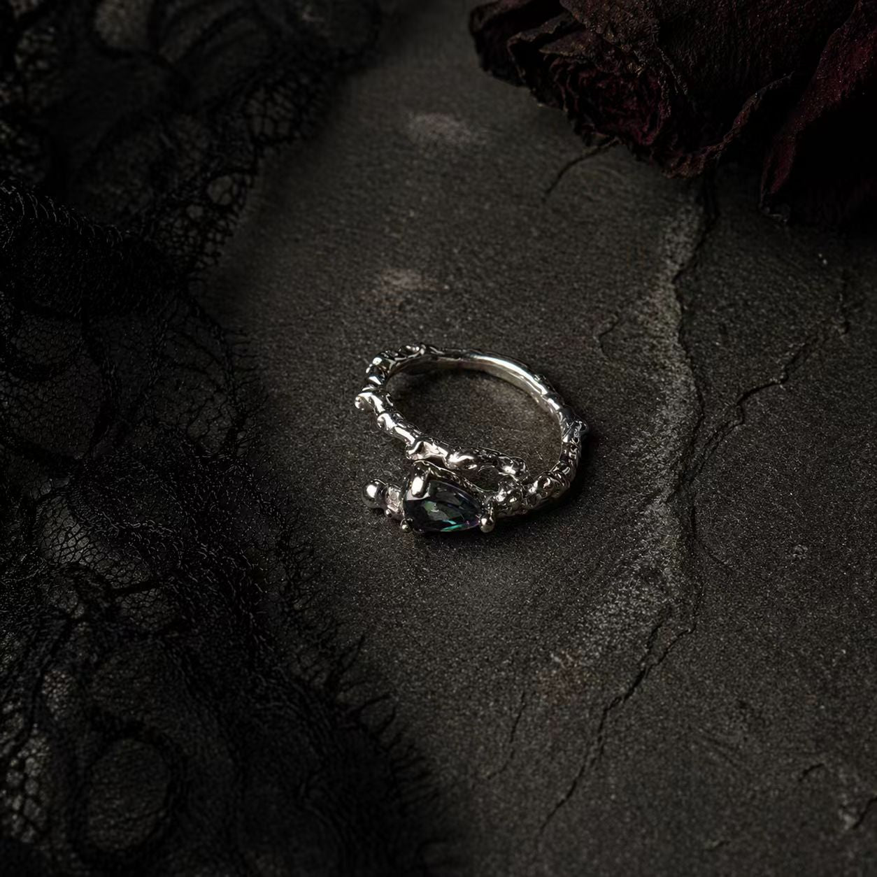 ASLOP TREASURE Iridescent Zircon Branch Ring – detail photo 2