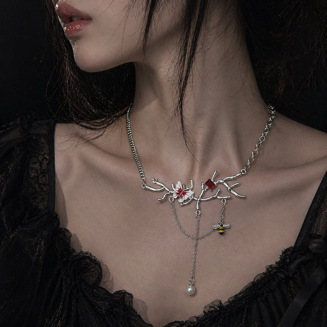 ASLOP TREASURE Butterfly & Bee Branch Necklace – detail photo 2