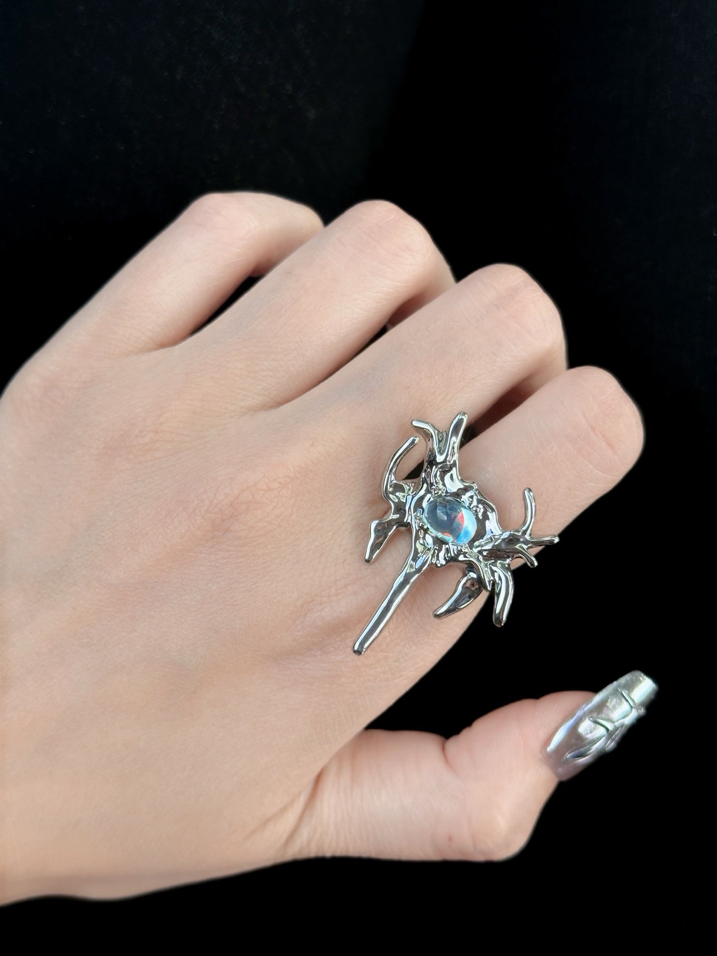 ASLOP TREASURE Abstract Moonstone Ring – detail photo 3