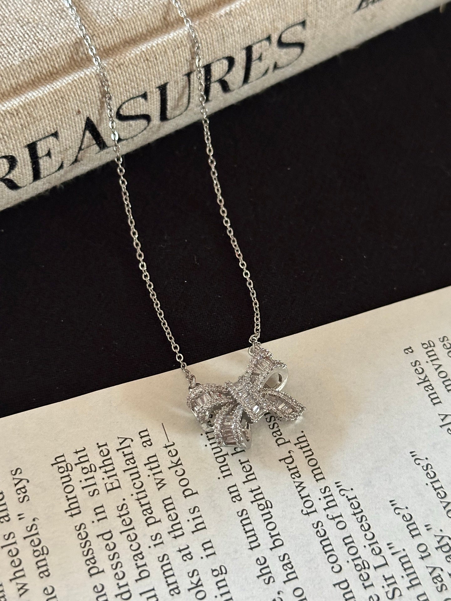 ASLOP TREASURE Runaway Princess Bow Necklace – additional necklace product photo
