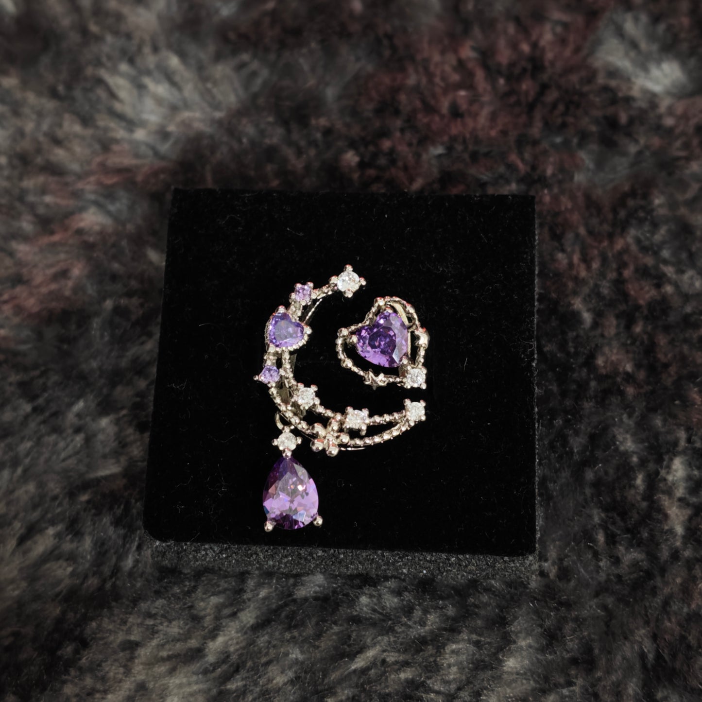 Heart Drop Chain Ring side view detail, alternative dark aesthetic