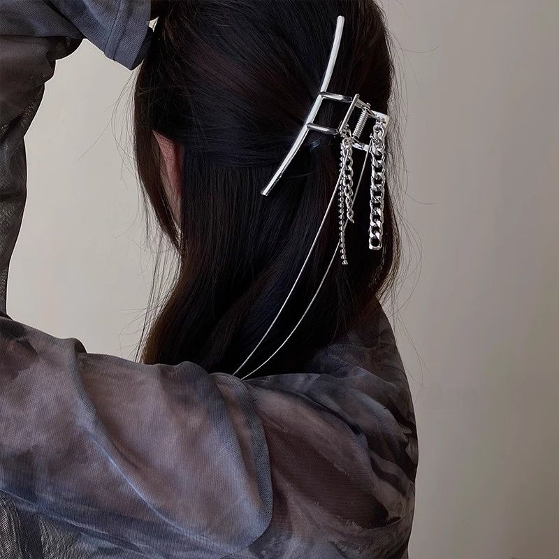silver hair claw with chain gothic dark aesthetic